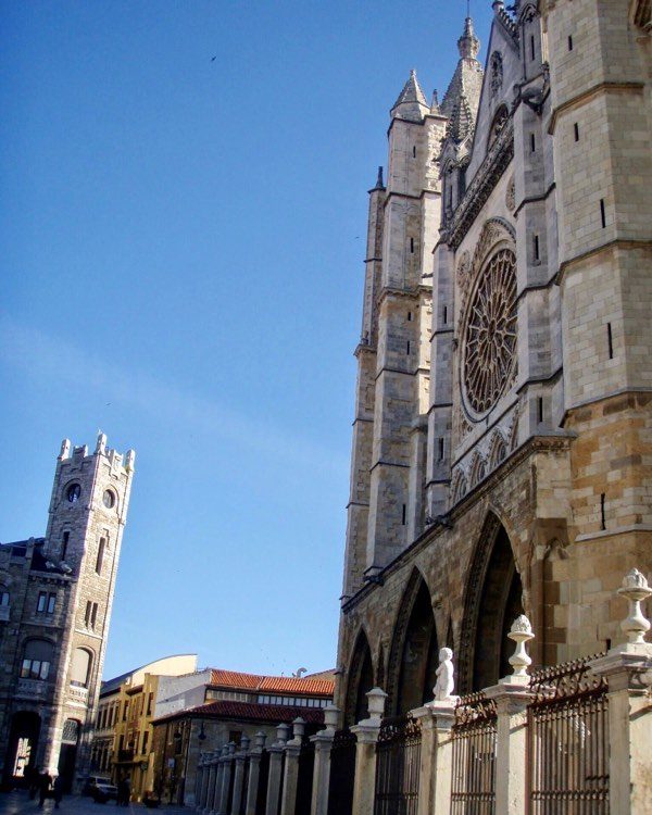 518カミーノ　leon 大聖堂　横アングル