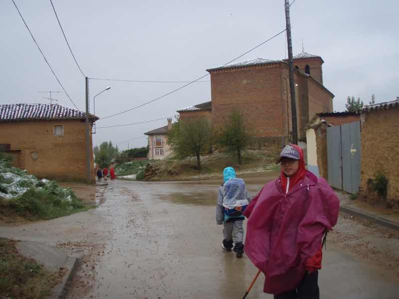 513 サアグーン 雨の中、1.前2 後ろ町　サンティアゴ巡礼　