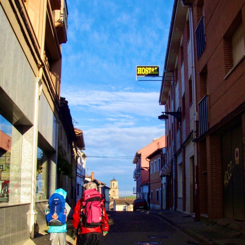 514エル・ブルゴ・ラネル カミーノ　出発、青空　ホステル看板1.2