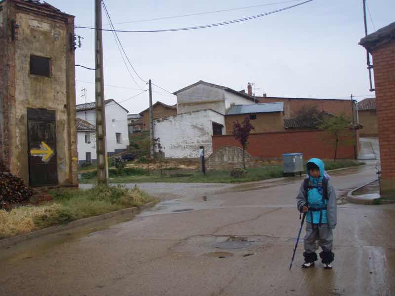 513 サアグーン 雨中、町2正面　サンティアゴ巡礼　