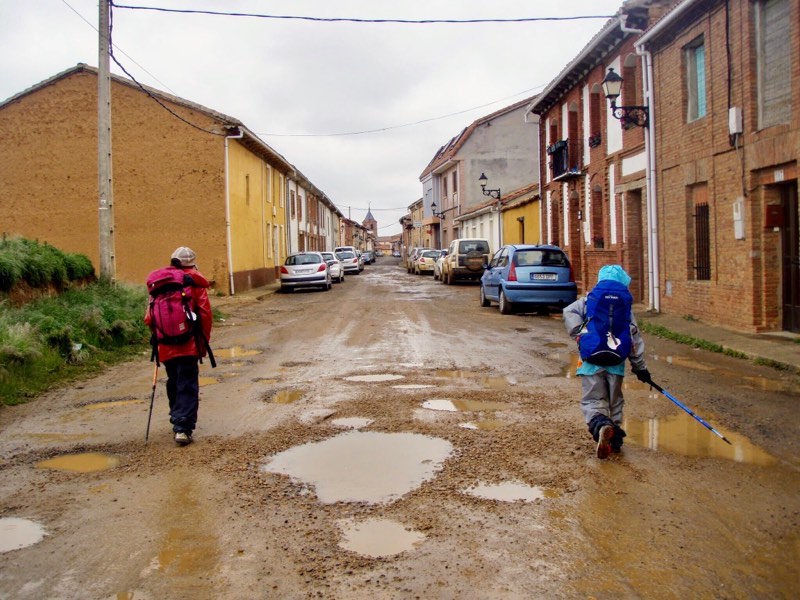 514エル・ブルゴ・ラネル カミーノLuffy 水溜り、シエスタ町