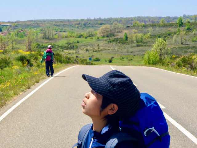 518カミーノ　マザリフェ暑い、舗装路　ワインディング1、見上げる