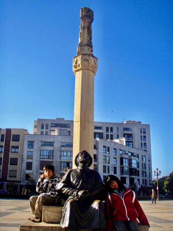 517 カミーノ　レオン　街　モニュメント塔　ヤコブ