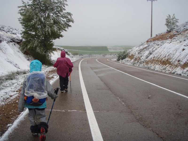 513 サアグーン 雪中、後ろ道路　左側　サンティアゴ巡礼　