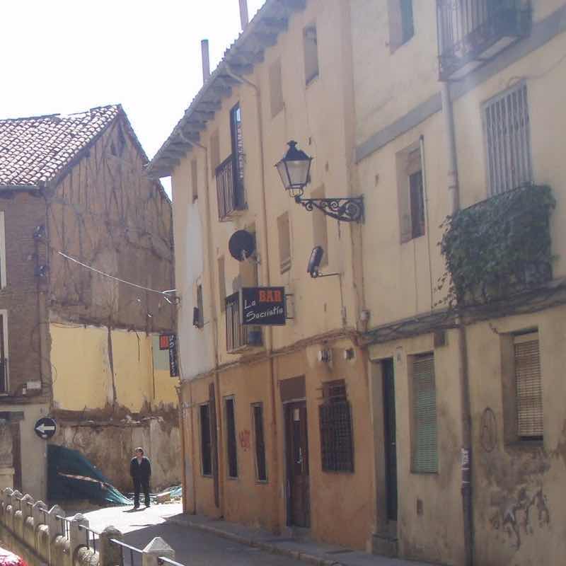 516 カミーノ サンティアゴ巡礼 レオン街 右建物