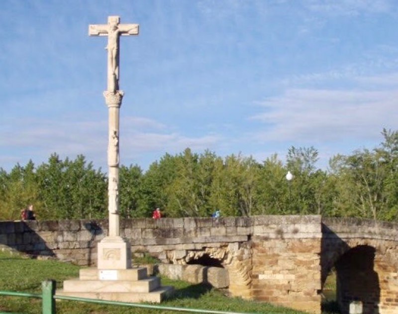 514エル・ブルゴ・ラネル カミーノ　田舎道　キリストクロス