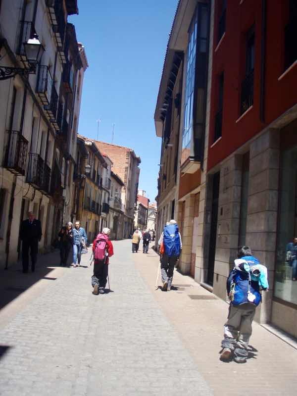 516 カミーノ サンティアゴ巡礼 レオン 街 べいさん12 後姿