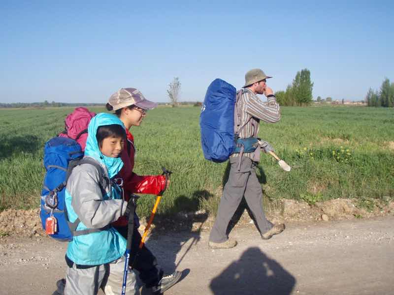 516 カミーノ サンティアゴ巡礼 レオン 舗装道 べいさん12横から