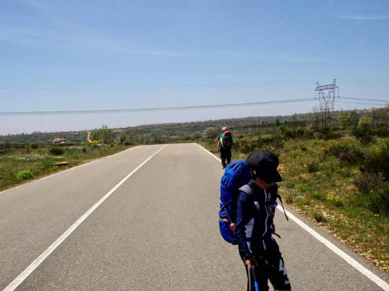 518カミーノ　マザリフェ　舗装路　2振り返り