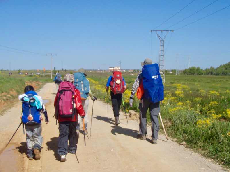 516 カミーノ サンティアゴ巡礼 レオン 田舎道 べいさん12 横並び背後 人多い