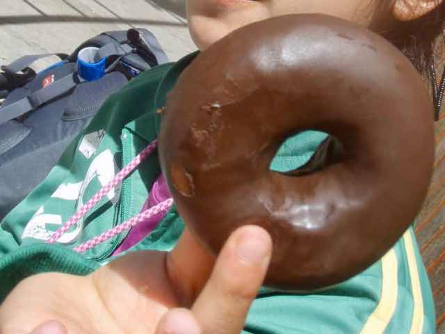 ビアナ、サンティアゴ巡礼　チョコ掛けドーナッツ