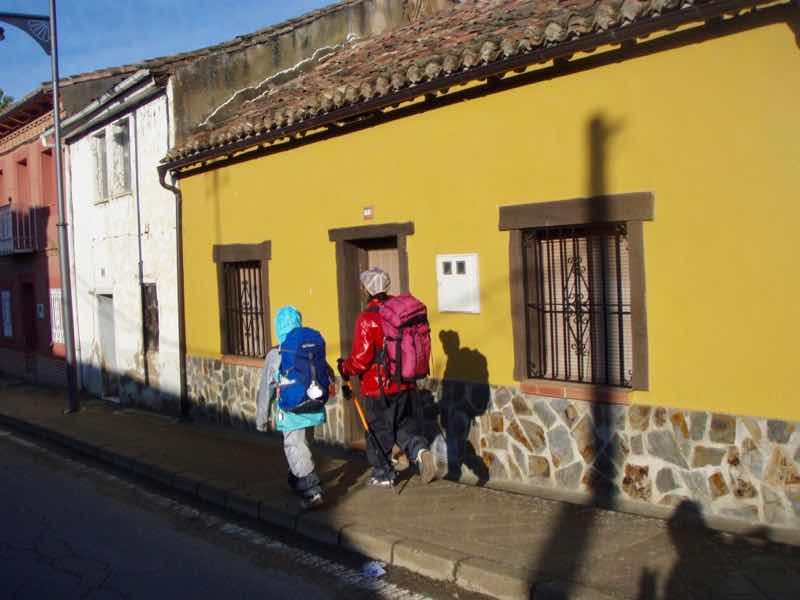 514エル・ブルゴ・ラネル カミーノ　黄色壁　橋近く1.2