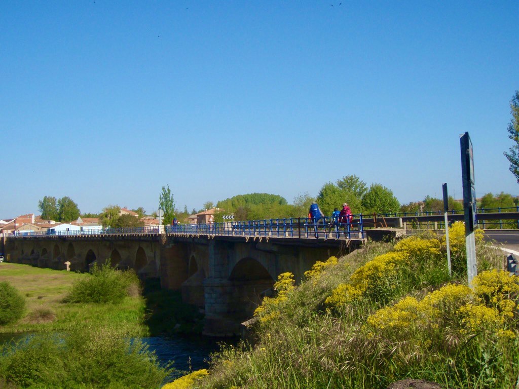 516 カミーノ サンティアゴ巡礼 レオン 橋渡るべいさん1