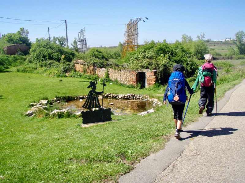 518カミーノ leon レオン 道、ヤコブ影モニュメント