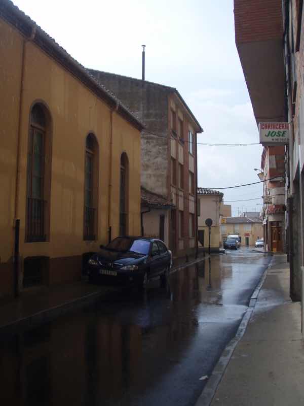 513 サアグーン　出発町は雨　サンティアゴ巡礼　