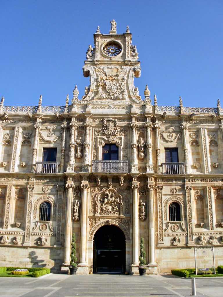 517カミーノ　leon レオン　観光日　パラドール玄関