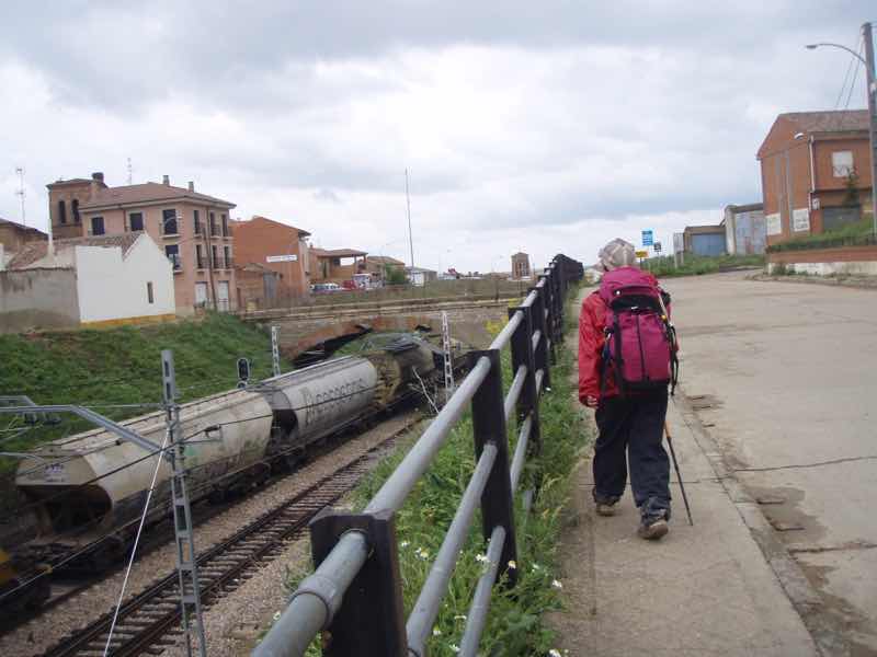 513 サアグーン　線路左　見下ろす　1.2サンティアゴ巡礼　