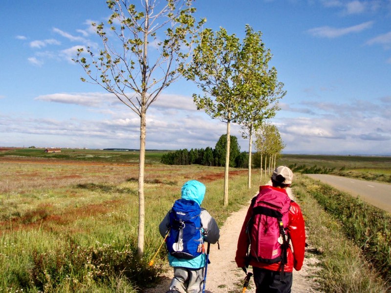 515カミーノ　マンリー　出発1 2 リュック　青空　サンティアゴ巡礼　