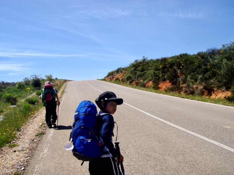 518カミーノ　マザリフェ暑い、舗装路　1、2振り返り