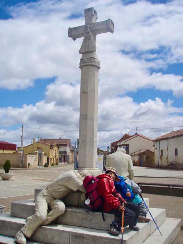 515カミーノ クロス マンリー モニュメント 倒れた人 サンティアゴ巡礼