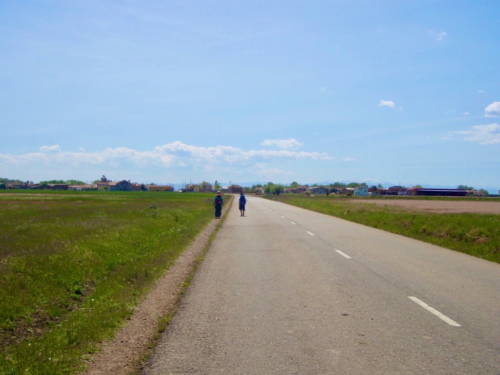 518カミーノ　マザリフェ　舗装路　1２後ろ姿遠く