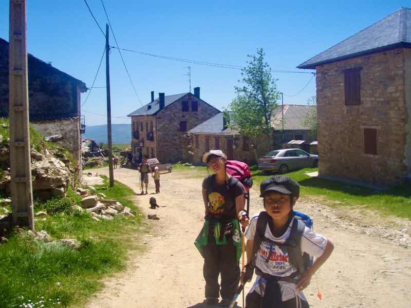 522カミーノ マンヘリン 12 正面 田舎町サンティアゴ巡礼