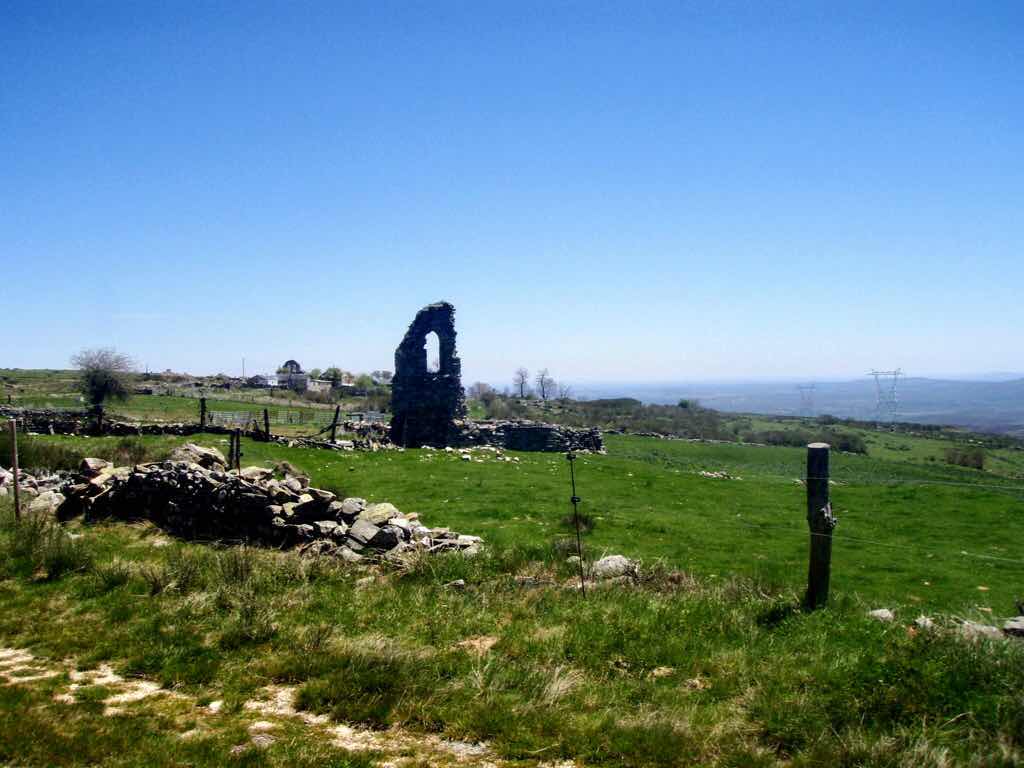 522カミーノ　マンヘリン　石壁壊れ　サンティアゴ巡礼