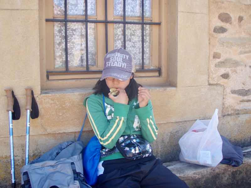 521 カミーノ　サンタ・カタリナ・デ・スモザ 　1リンゴかじる