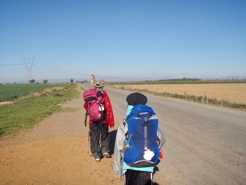 519 カミーノ　マザリフェ　一本道　12 先に小さな教会