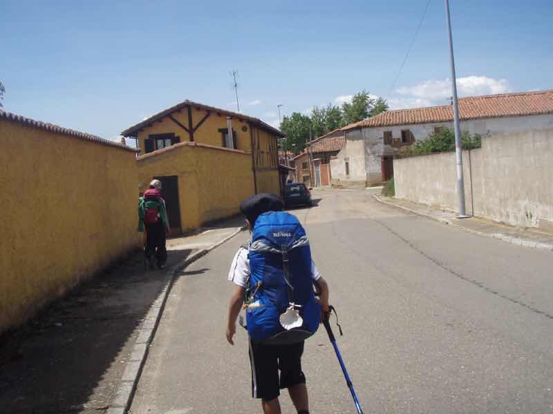 518 カミーノ　マザリフェ　田舎の町通過