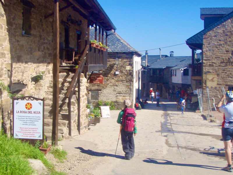 523ポンフェラーダPonferrada　カミーノ　町　1後ろ姿
