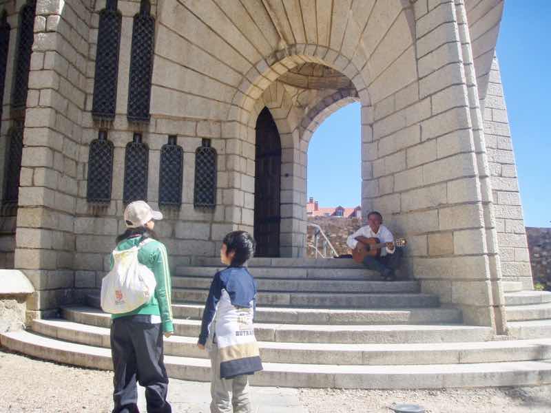 521 カミーノ　アストルガ　ガウディ教会前ギターおやじ　サンティアゴ巡礼　