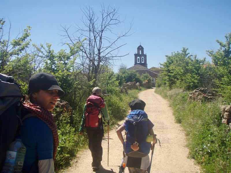 521 カミーノ　12後ろすがた　田舎道　サンタ・カタリナ・デ・スモザ 　町見える　サンティアゴ巡礼