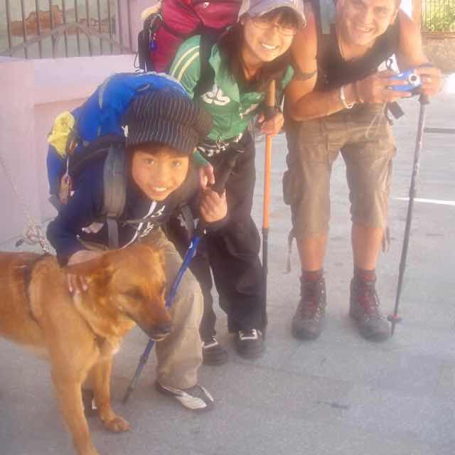 521 カミーノ　アストルガ　アルベルゲ　玄関　ケニア アップ　サンティアゴ巡礼　