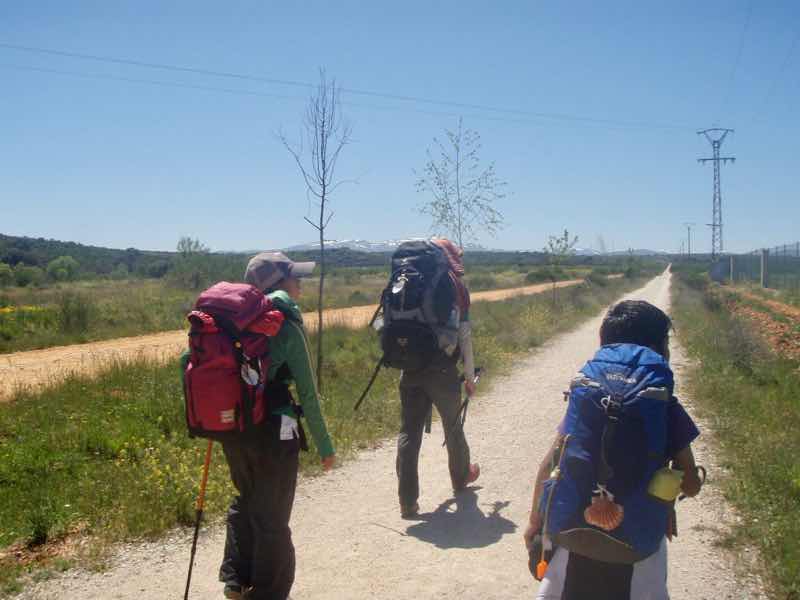 521 カミーノ　三人124 後ろ　斜めから　サンタ・カタリナ・デ・スモザ 　サンティアゴ巡礼