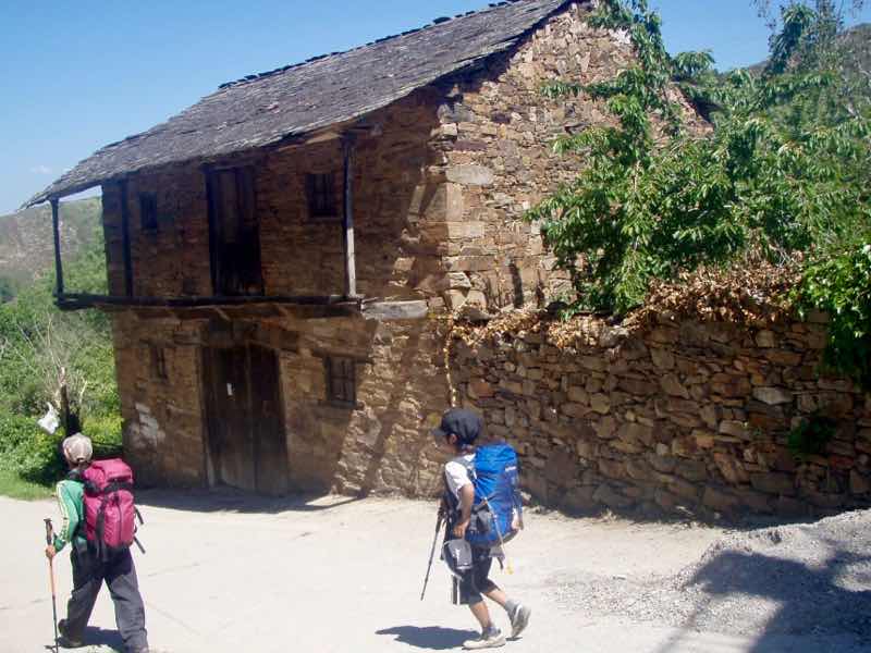 523ポンフェラーダPonferrada　カミーノ　12田舎道石家