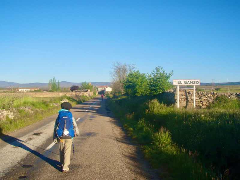 522カミーノ スモサ アルベルゲ 出発2 右看板 サンティアゴ巡礼