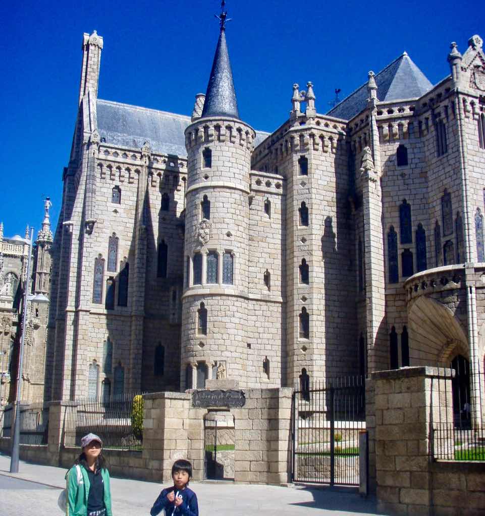 521 カミーノ　アストルガ　ガウディ教会　12 サンティアゴ巡礼　