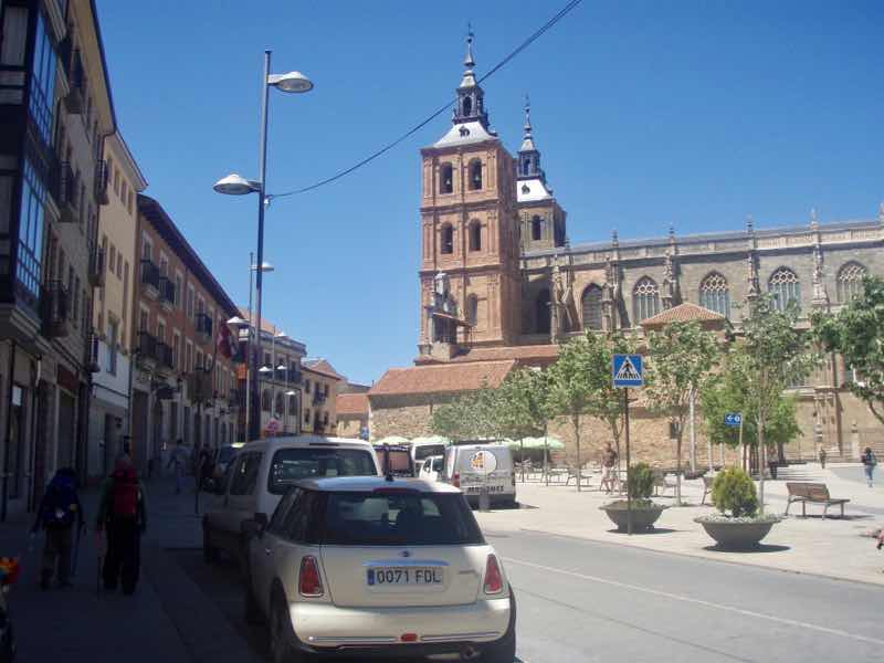 521 カミーノ アストルガ 教会遠目 サンティアゴ巡礼