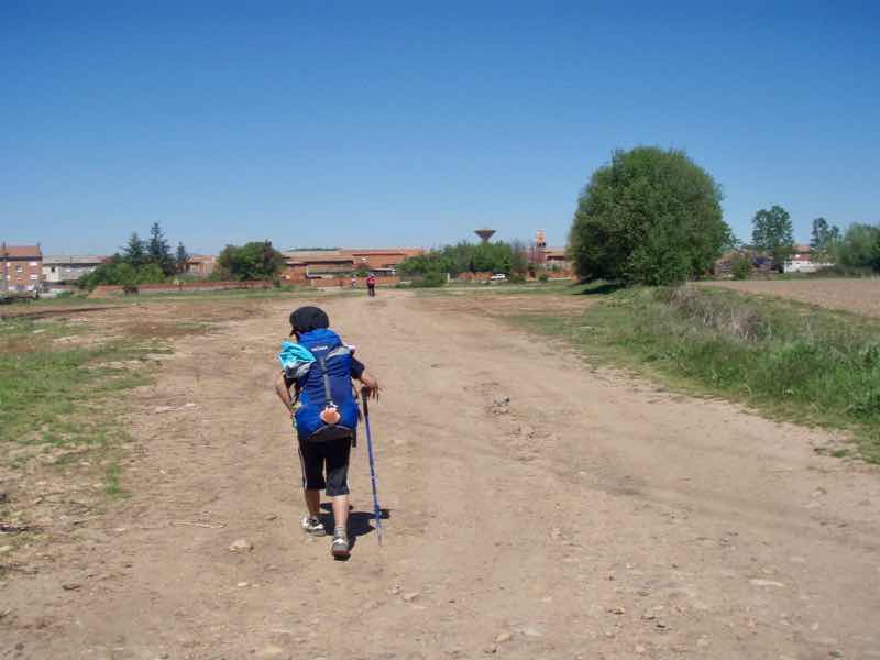 519 カミーノ　オルビゴ　田舎道2　広い道