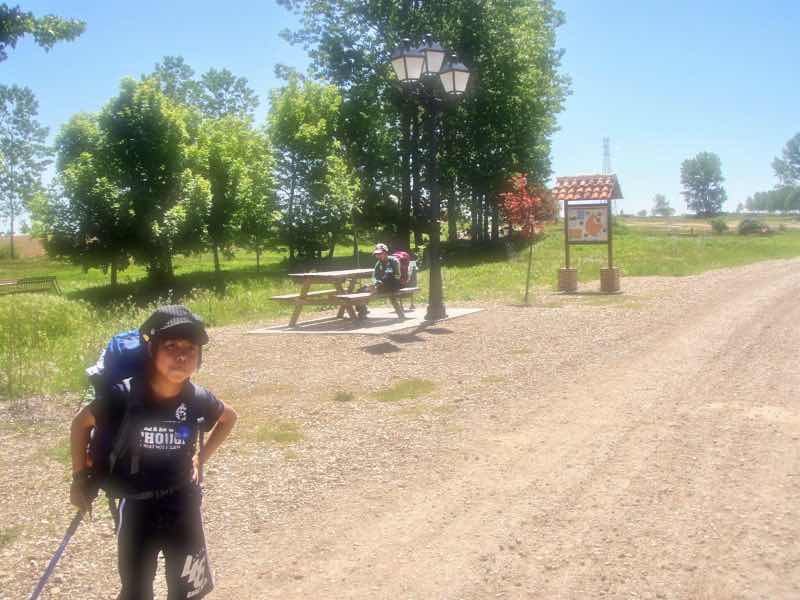 519 カミーノ　オルビゴ　木の机　1座り　2手前