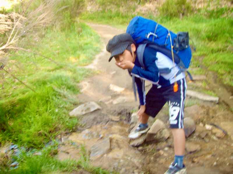 523ポンフェラーダPonferrada　カミーノ　山の湧き水2飲む