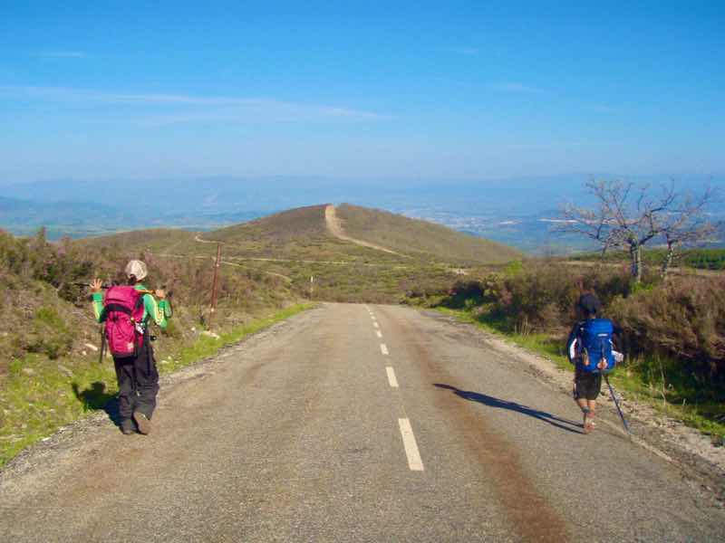 523ポンフェラーダPonferrada　カミーノ　23山道一本道左右離れ