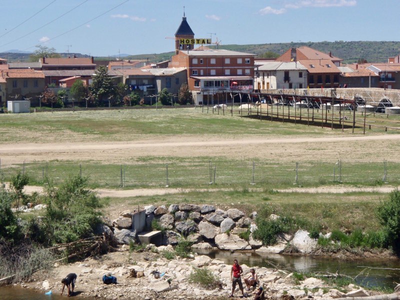 519 カミーノ　オルビゴ　石の橋　水浴の人