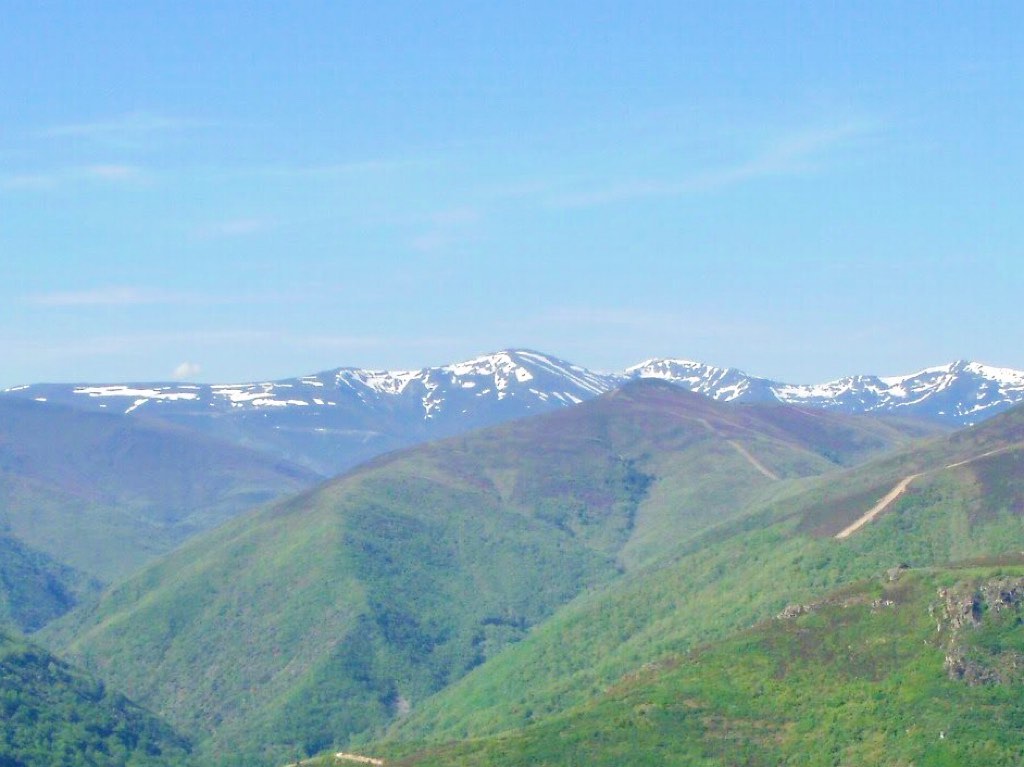 523ポンフェラーダPonferrada　カミーノ　2山景色