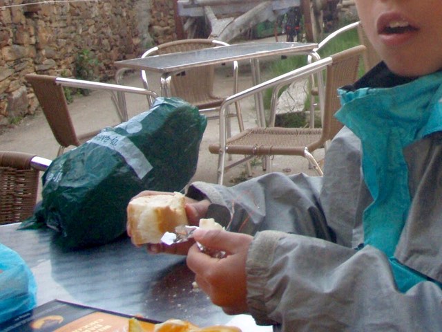 522カミーノ スモサ 朝食 サンティアゴ巡礼