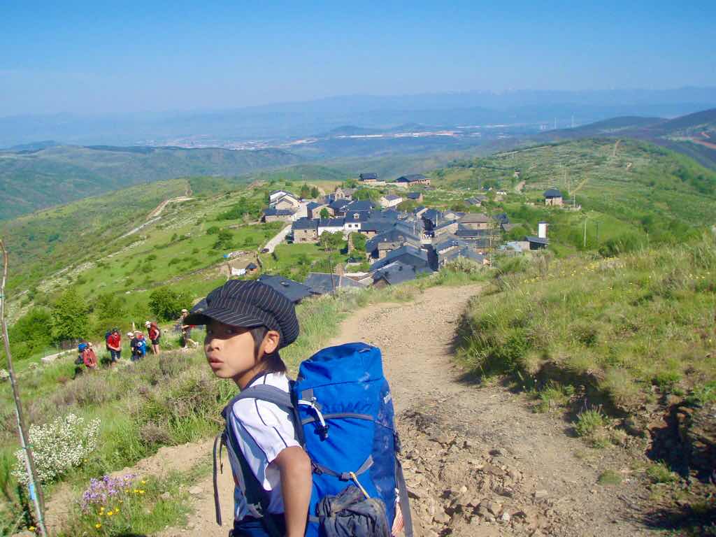 523ポンフェラーダPonferrada　カミーノ　2山から町