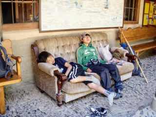 519 カミーノ　オルビゴ　アルベルゲソファ　疲れ21