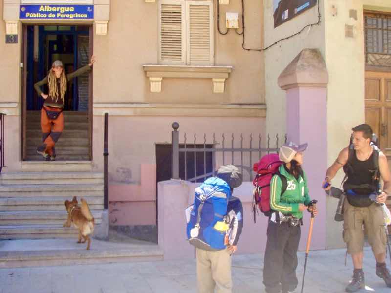 521 カミーノ　アストルガ　アルベルゲ　玄関　ケニア サンティアゴ巡礼　