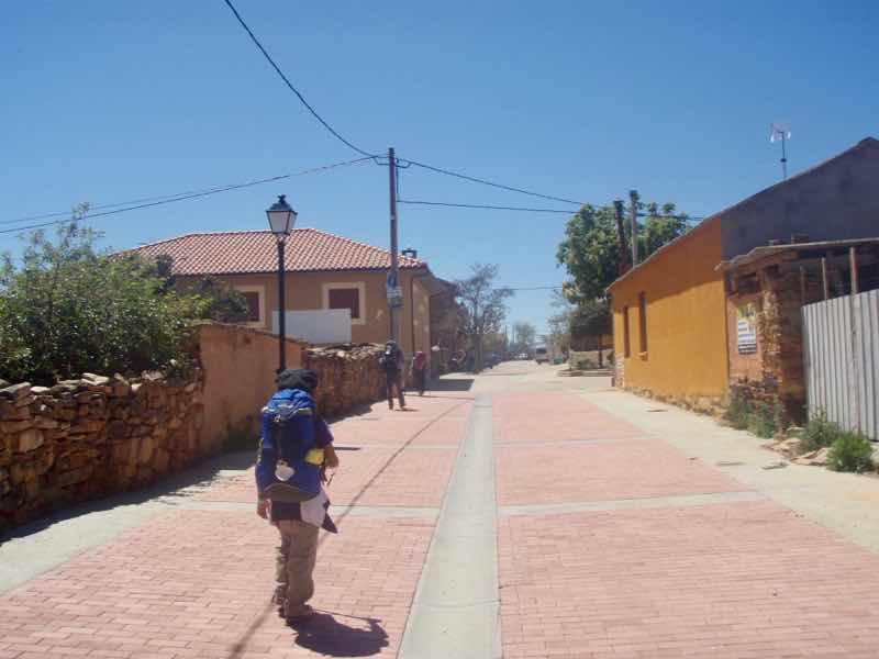 521 サンタ・カタリナ・デ・スモザ 途中の町　2後ろ姿